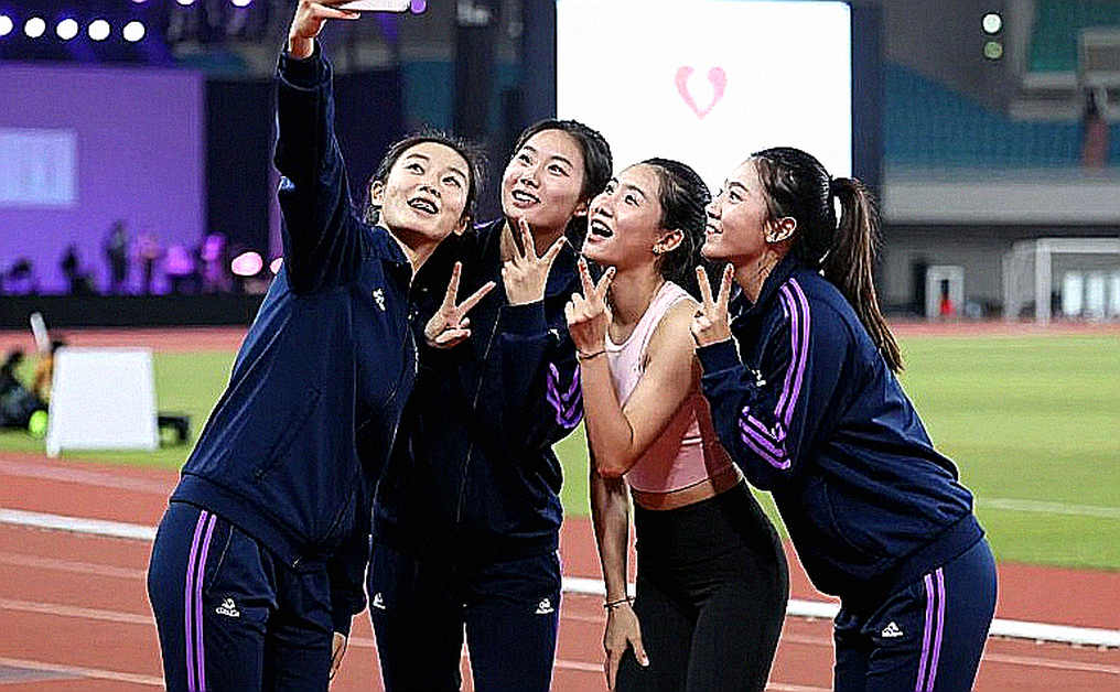 Chồng cõng vợ chạy 200m tại Cần Giờ: Hơn 3 phút, 40kg và chiến lược marathon phong trào